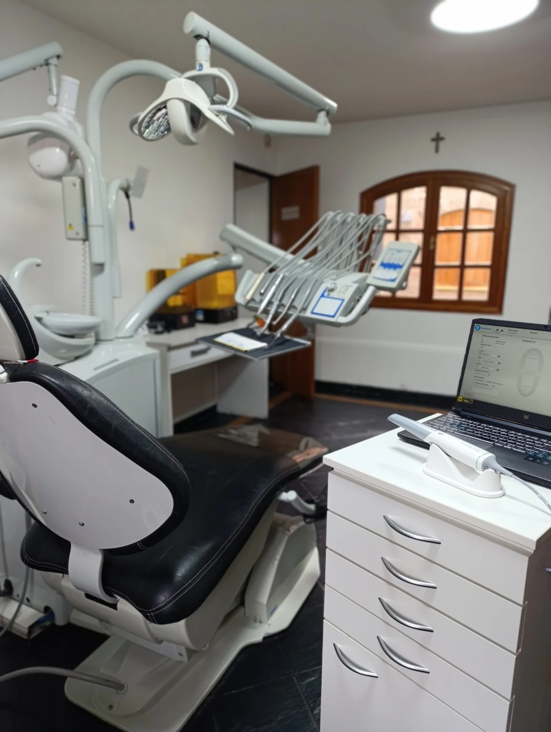 Consultorio equipado con sillón odontológico y escáner dental