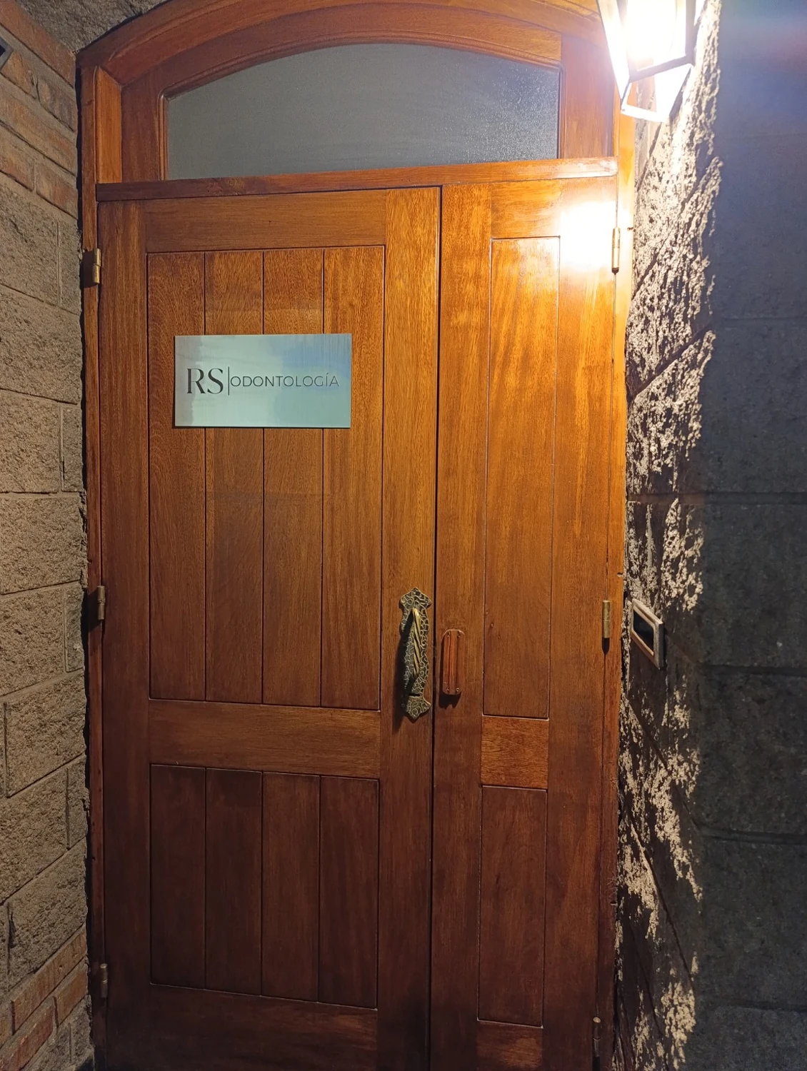 Puerta de entrada de RS con su cartel identificatorio